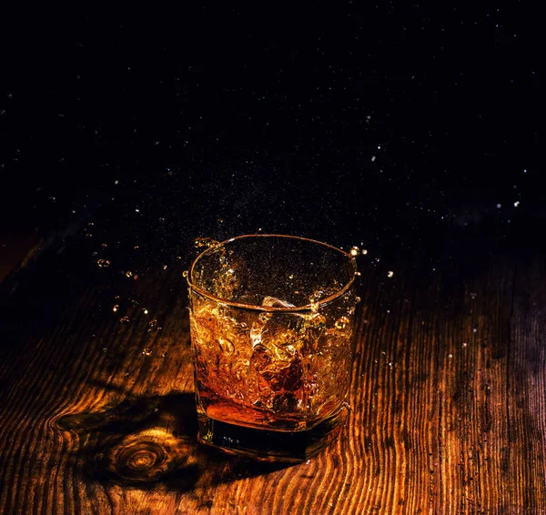 Whisky mit Eiswürfeln auf Holzgrund — Stockfoto