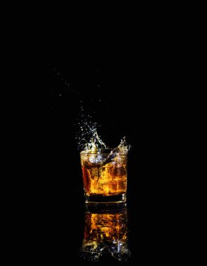 Siyah arka planda ıssız bir viski shot 'ı.