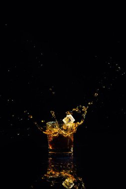 Siyah arka planda ıssız bir viski shot 'ı.