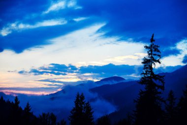 Dağlarda günbatımı. Konumu Karpat, Ukrayna.