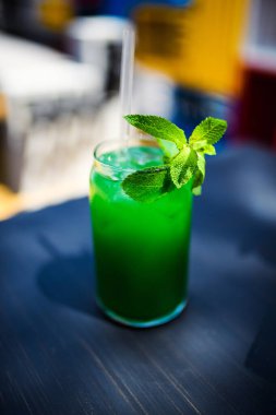 Buzlu ve naneli soğuk limonata