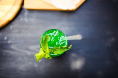 Buzlu ve naneli soğuk limonata