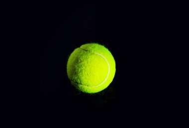Tenis topu siyah dramatik aydınlatma ile izole