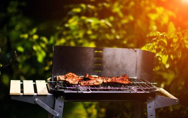 Izgara et, Barbekü. Bahar zamanı.