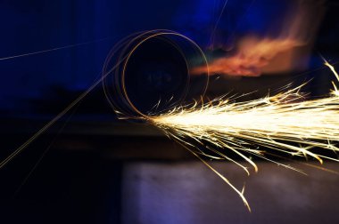 Yakın kıvılcım flaşile çelik boru üzerinde metal taşlama