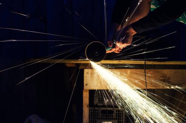 Yakın kıvılcım flaşile çelik boru üzerinde metal taşlama