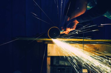 Yakın kıvılcım flaşile çelik boru üzerinde metal taşlama