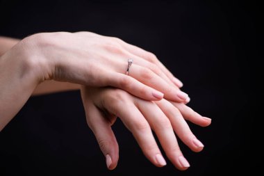 Parmaküzerinde zarif elmas yüzük yakın