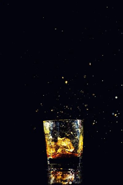 Eristetty viskipaukku mustalla pohjalla, brandy — kuvapankkivalokuva