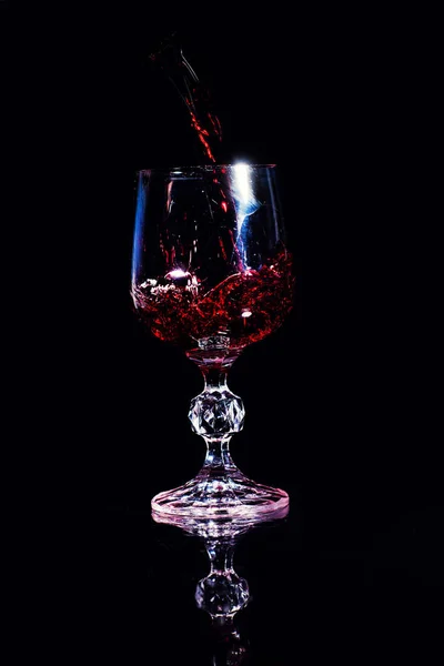 Vin rouge versant dans le verre à vin — Photo