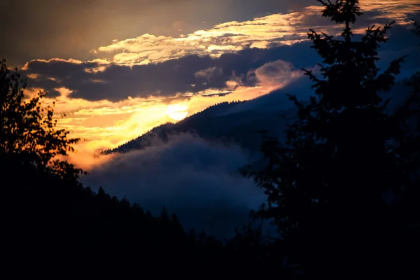Coucher de soleil dans les montagnes. Localisation Carpates, Ukraine . — Photo