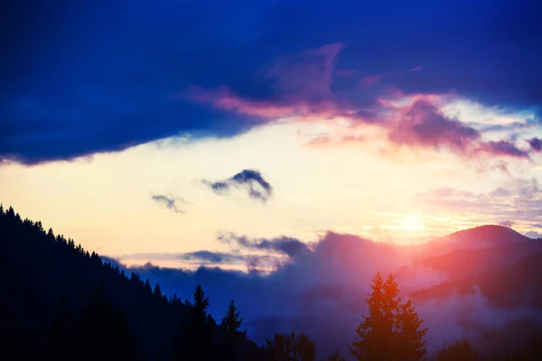 Sonnenuntergang in den Bergen. Standort Karpaten, Ukraine. — Stockfoto