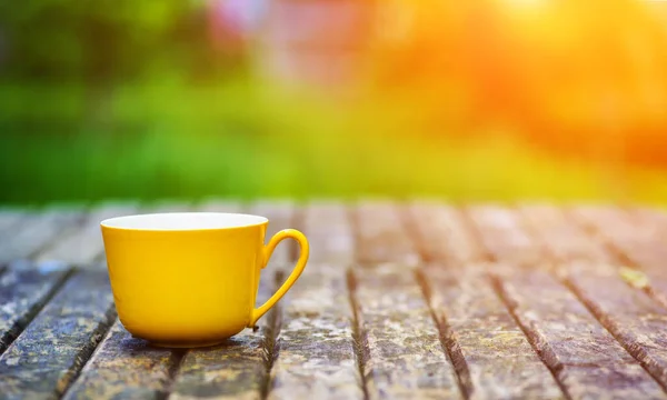 En gul kopp välsmakande kaffe, på rustik trä bordsbakgrund. — Stockfoto