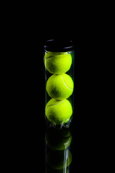 Pelota de tenis aislada en negro con iluminación dramática —  Fotos de Stock