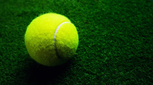 Pelota de tenis aislada en negro con iluminación dramática —  Fotos de Stock