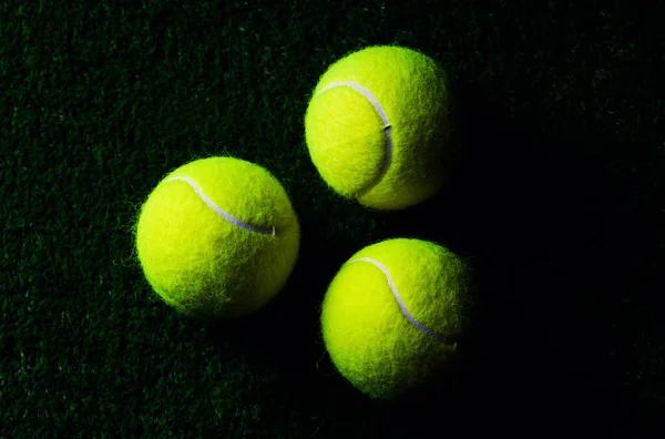 Tennisboll isolerade på svart med dramatisk belysning — Stockfoto