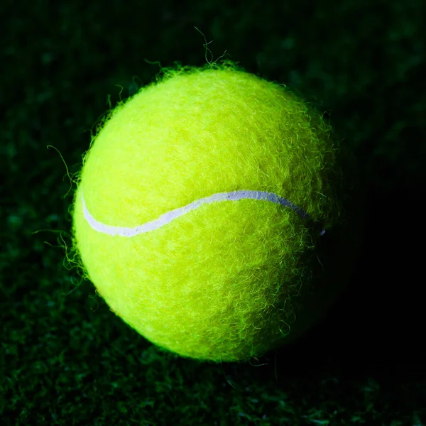 Tenisový míček izolované na černé s dramatické osvětlení — Stock fotografie