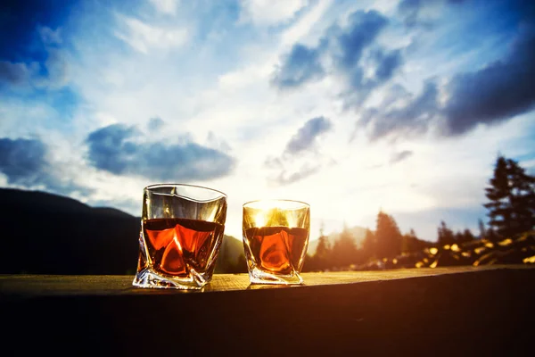 Gün batımında viski çekim dağ manzara bac dramatik gökyüzü — Stok fotoğraf