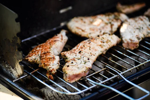Мясо на гриле, барбекю. Весеннее время . — стоковое фото