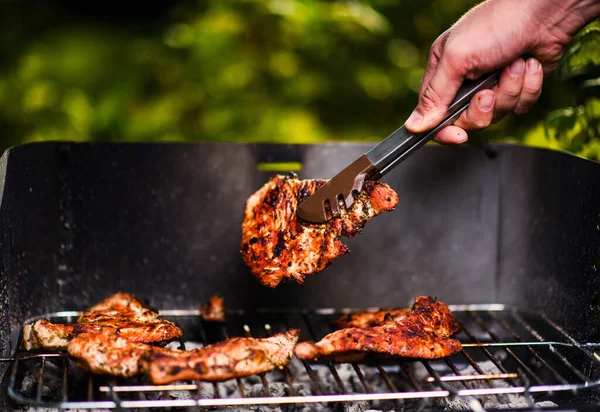 Carne alla griglia, barbecue. Tempo primaverile . — Foto Stock