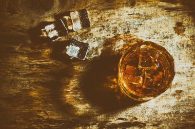 Arkaplanda buz küpleri olan viski.