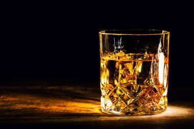 Arkaplanda buz küpleri olan viski.