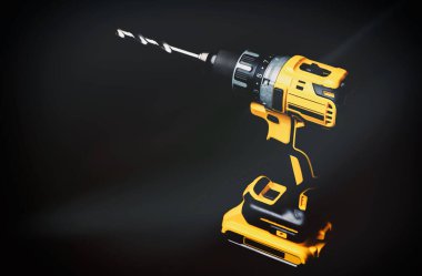 Akülü matkap ve siyah bir arka plan tatbikat