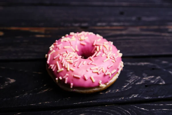 Donuts auf einem hölzernen Hintergrund — Stockfoto