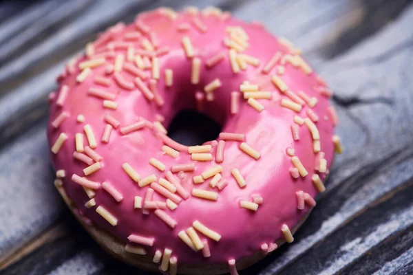 Donuts auf einem hölzernen Hintergrund — Stockfoto