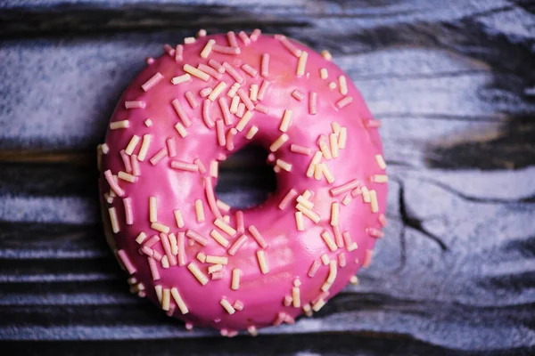 Donuts auf einem hölzernen Hintergrund — Stockfoto