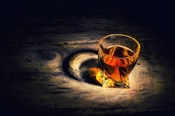 Whiskey met ijsblokjes op houten ondergrond — Stockfoto