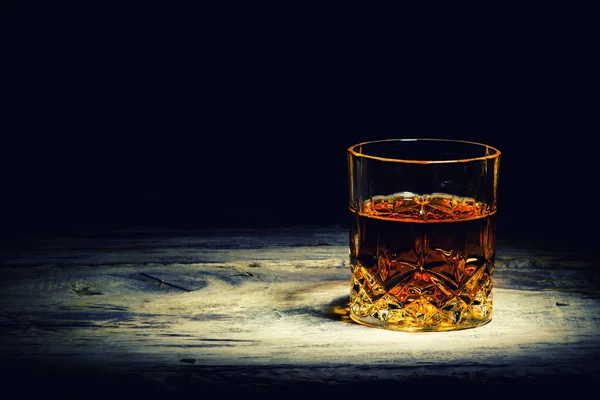 Whisky mit Eiswürfeln auf Holzgrund — Stockfoto