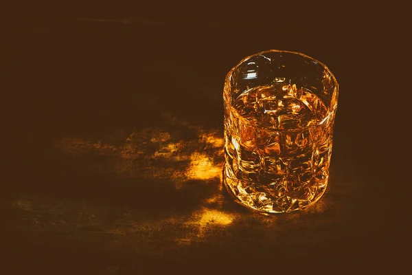 Whisky mit Eiswürfeln auf Holzgrund — Stockfoto