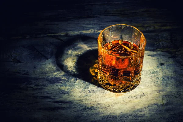 Whisky s kostkami ledu na dřevěném pozadí — Stock fotografie