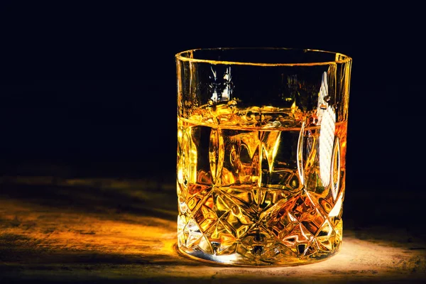 Whisky z kostkami lodu na drewnianym tle — Zdjęcie stockowe