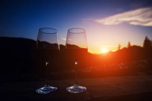 山の風景を劇的な夕焼けでワインを 2 杯 — ストック写真