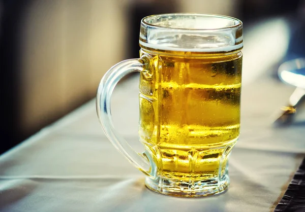 Szklanka piwa w pubie — Zdjęcie stockowe