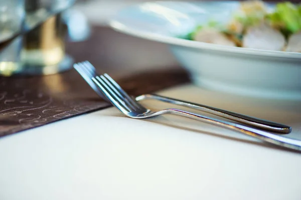 Serviço conjunto de mesa com talheres de prata e vidro em restaura — Fotografia de Stock