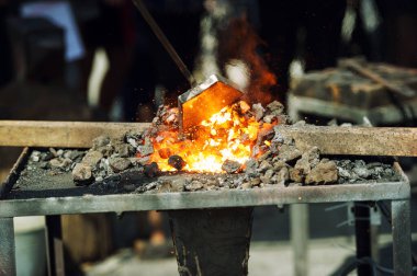 kömürlerin yanma ile eski moda demirci ocağı