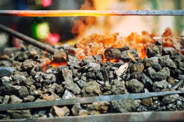 kömürlerin yanma ile eski moda demirci ocağı