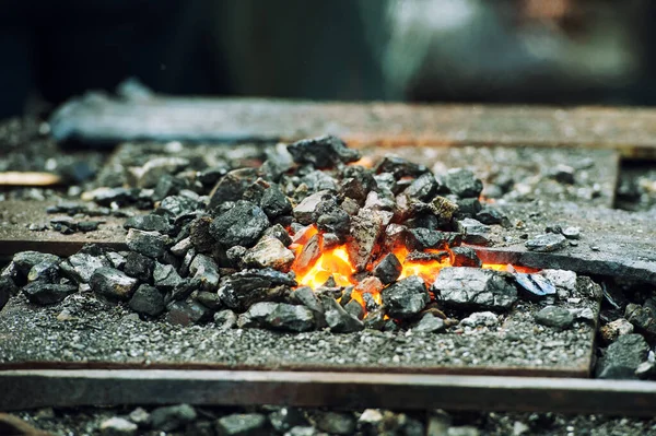 Forno de ferreiro à moda antiga com carvão em chamas — Fotografia de Stock