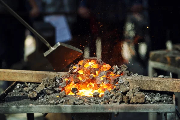 Forno de ferreiro à moda antiga com carvão em chamas — Fotografia de Stock