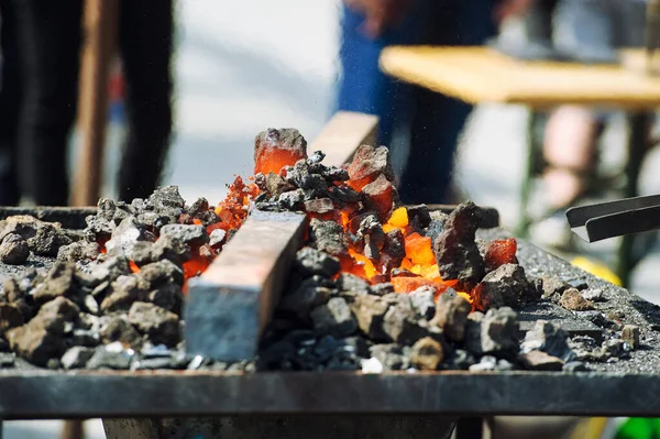 Kömürlerin yanma ile eski moda demirci ocağı — Stok fotoğraf