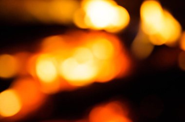 Şöminede yanan odunun bulanık arka planı