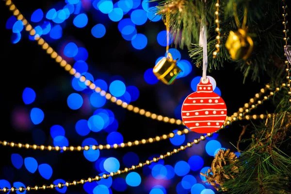 Giocattoli di Natale e Capodanno sull'albero di Natale — Foto Stock