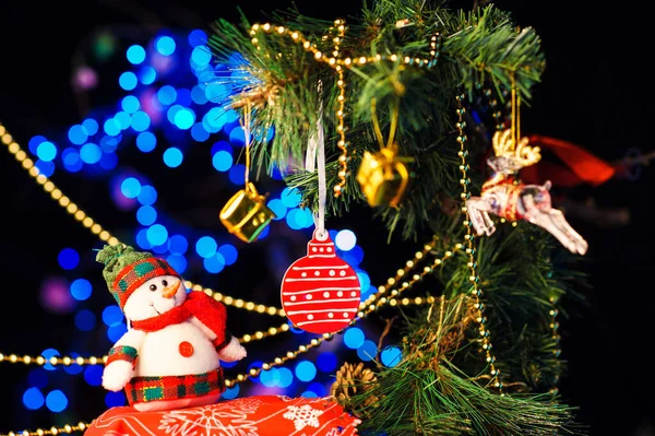 Рождественские и новогодние игрушки на елке — стоковое фото