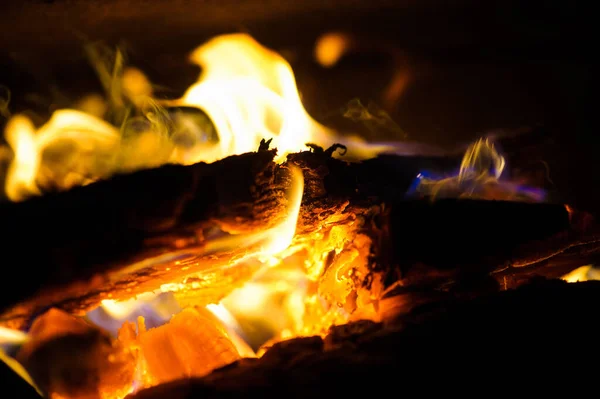 Quema de madera en la chimenea —  Fotos de Stock