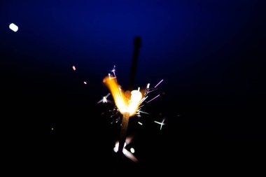 Karanlıktaki kıvılcımlar. Kıvılcım. Noel ve yeni yıl zamanı. Sihir!