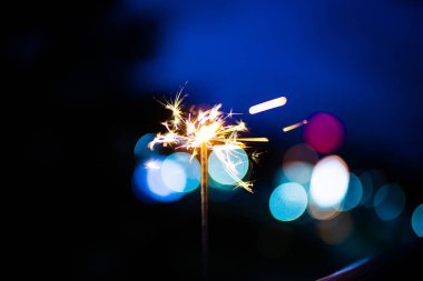 Karanlıktaki kıvılcımlar. Kıvılcım. Noel ve yeni yıl zamanı. Sihir!