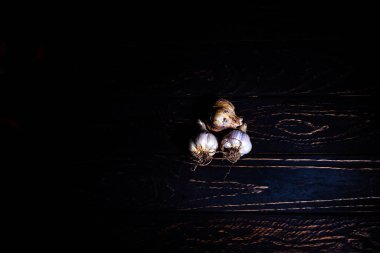 eski ahşap masa arka planda sarımsak